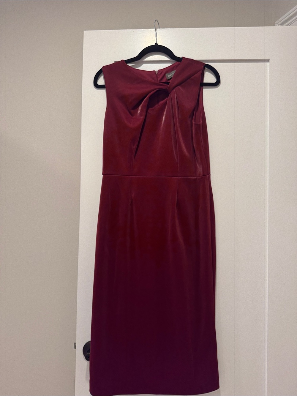 Donna Ricco Sleeveless Twist-Neck Midi Dress in Burgundy